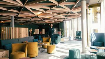 2 bars/lounges