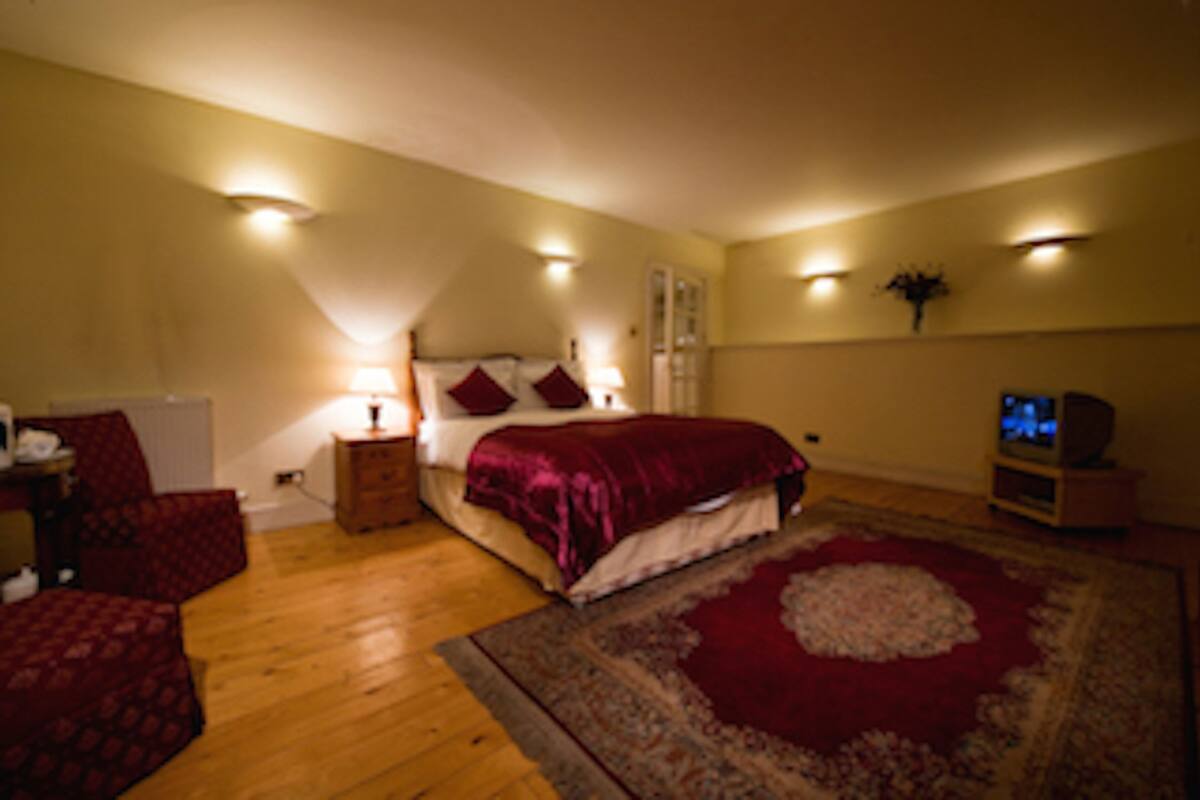 Egyptian cotton sheets, premium bedding, iron/ironing board (on request)