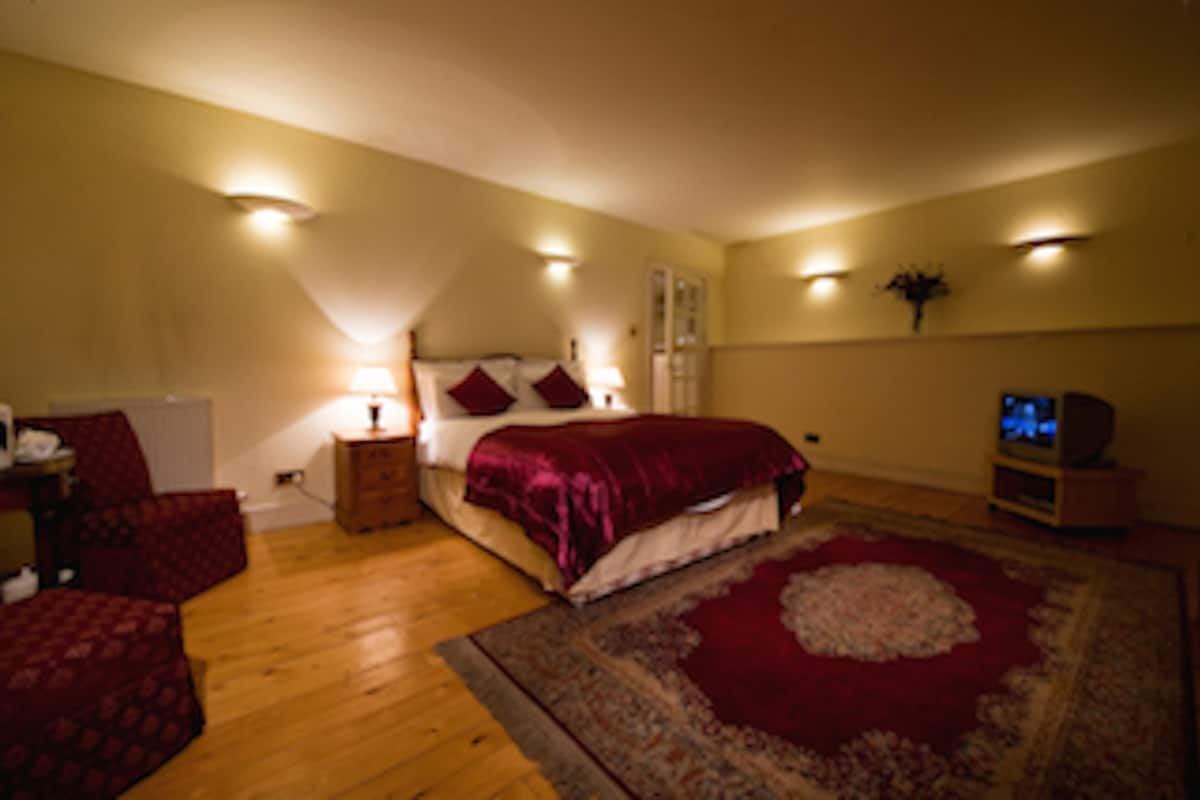 Egyptian cotton sheets, premium bedding, iron/ironing board (on request)