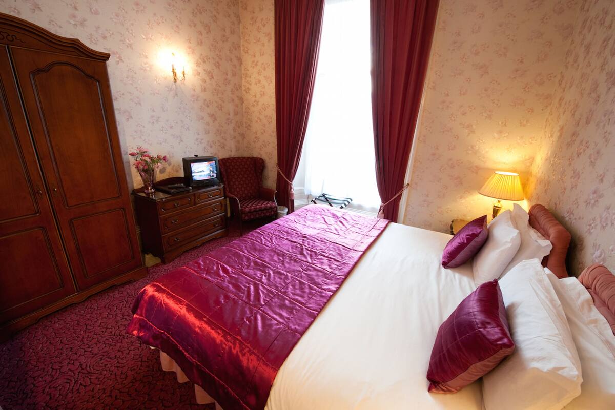 Egyptian cotton sheets, premium bedding, iron/ironing board (on request)