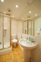 Articles de toilette de luxe, sèche-cheveux, serviettes fournies