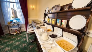 Ein reichhaltiges Buffet mit verschiedenen Speisen und Gerichten.