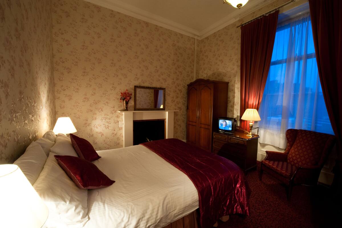 Egyptian cotton sheets, premium bedding, iron/ironing board (on request)