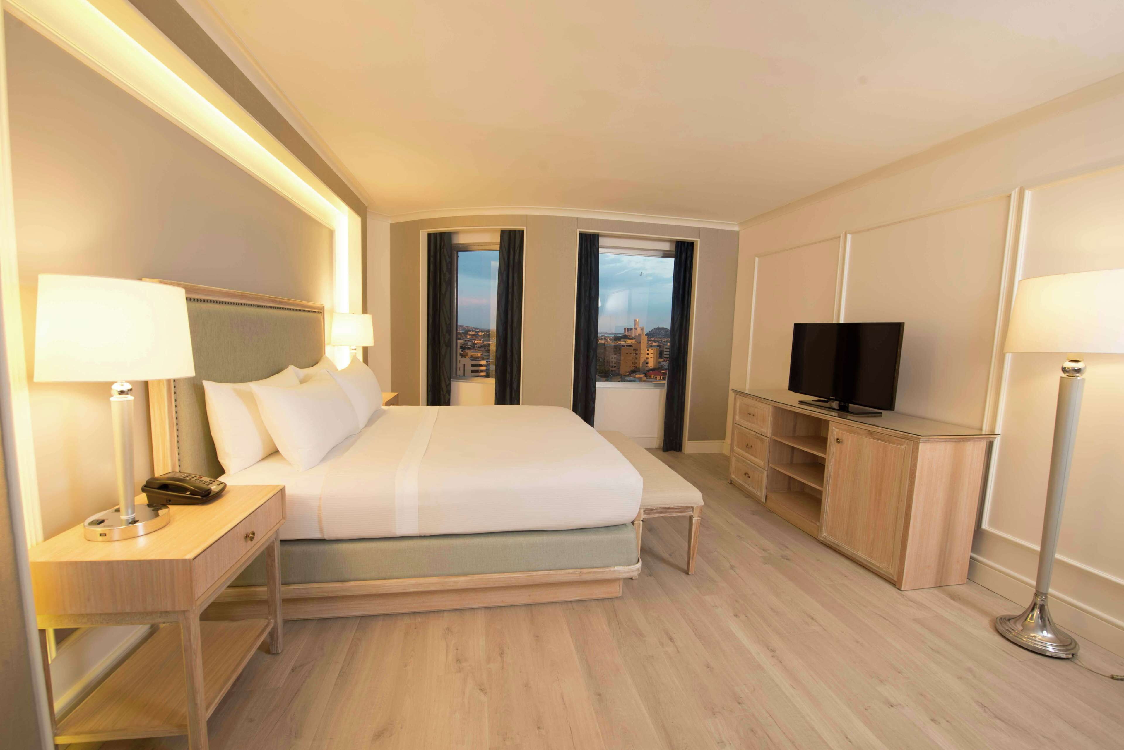 junior suite, 1 king bed | 1 bedroom, hypo-allergenic bedding, minibar, in-room safe