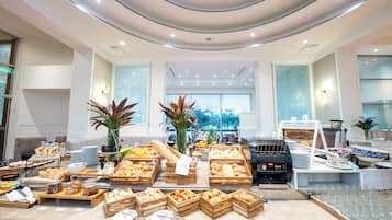 5 restaurants servant le petit déjeuner, le déjeuner et le dîner