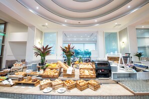 5 restaurants; breakfast, lunch and dinner served 