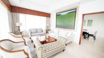 Hypo-allergenic bedding, minibar, in-room safe, desk