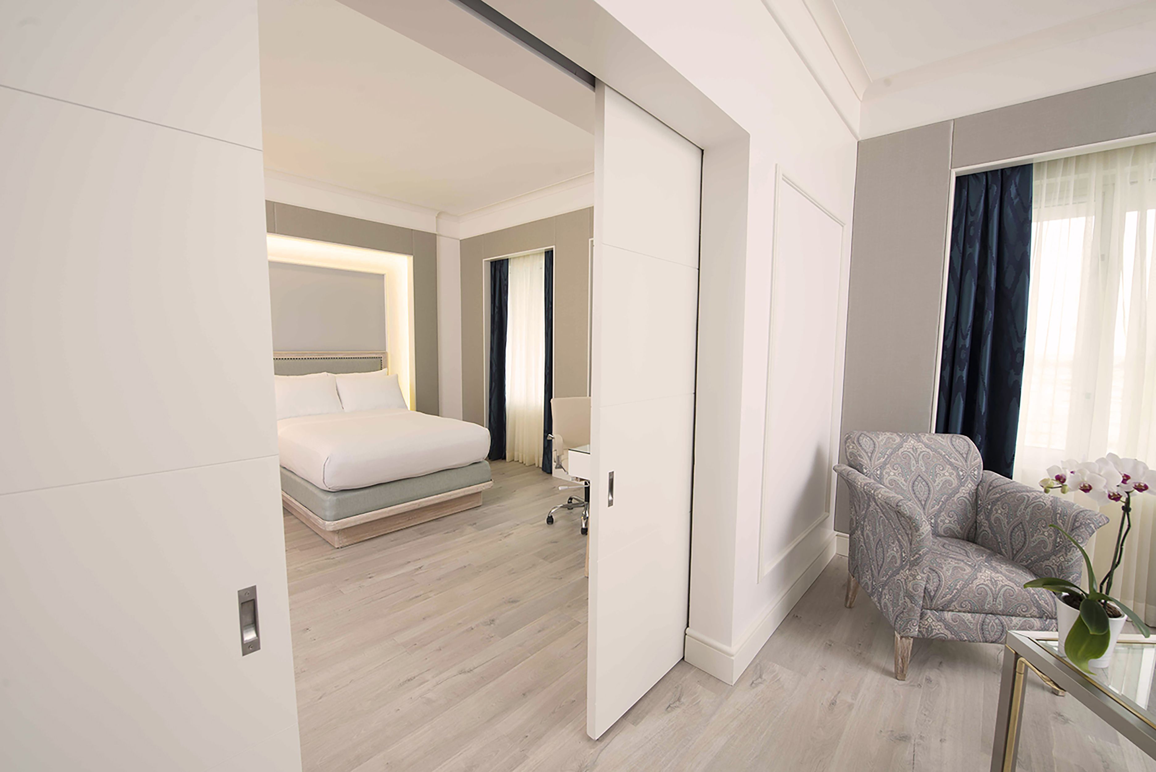 Allergitestet sengetøy, minibar, safe på rommet og skrivebord