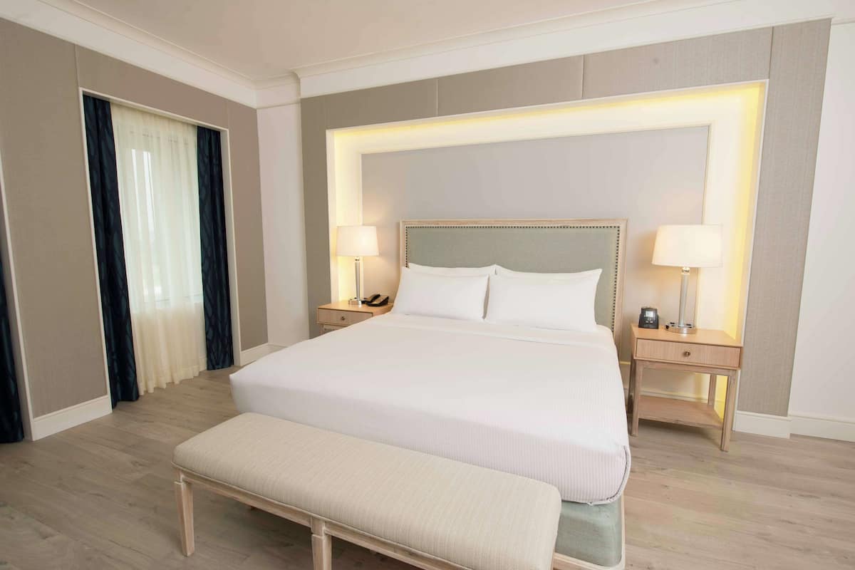 Executive Suite, 1 King Bed, Club Lounge Access | 1 bedroom, hypo-allergenic bedding, minibar, in-room safe