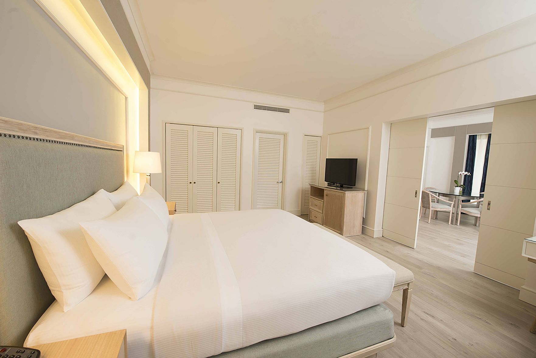 Hypo-allergenic bedding, minibar, in-room safe, desk