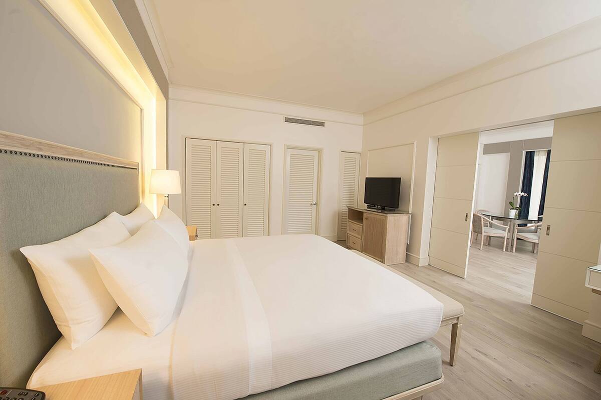 Hypo-allergenic bedding, minibar, in-room safe, desk