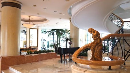 Escaleras. Hanoi Daewoo Hotel