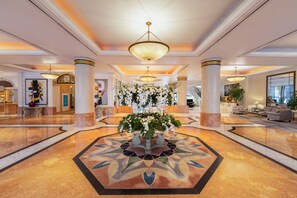 Lobby sitting area - Hanoi Daewoo Hotel (Hanoi)