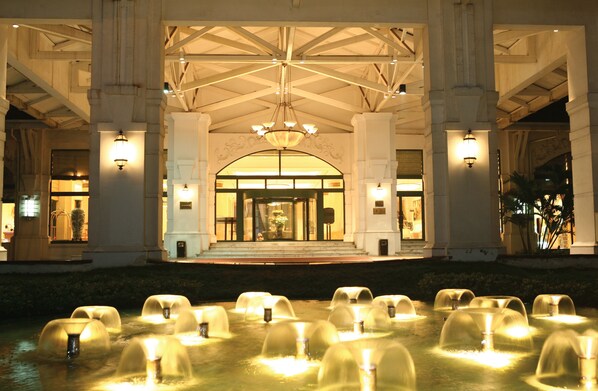 Property entrance - Hanoi Daewoo Hotel (Hanoi)