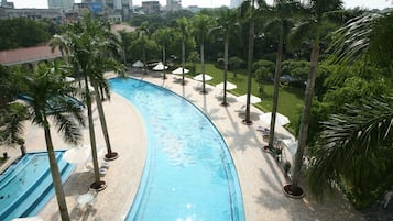 Hồ bơi ngoài trời