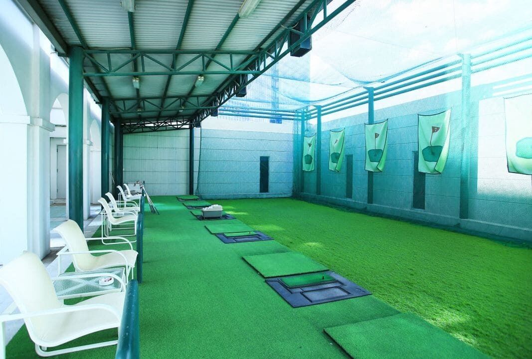 Indoor golf driving range
