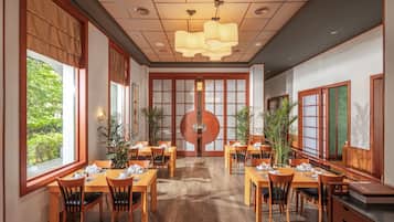 4 restaurantes; se sirve desayuno, almuerzo y cena; cocina japonesa