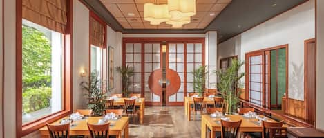4 restaurants, breakfast, lunch, dinner served; Japanese cuisine