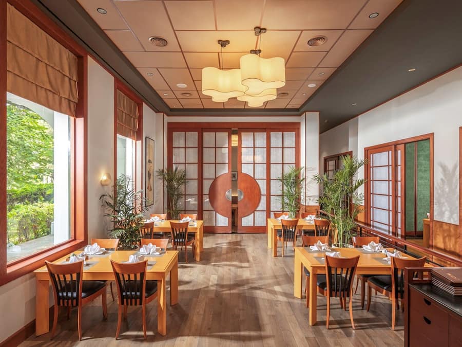 4 restaurantes; se sirven desayunos, almuerzos, cenas y cocina japonesa