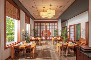 4 restauranter, frokost, lunsj og middag serveres, japanske retter