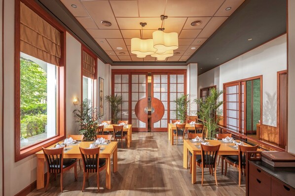 4 restaurants servant le petit déjeuner, spécialités Cuisine japonaise