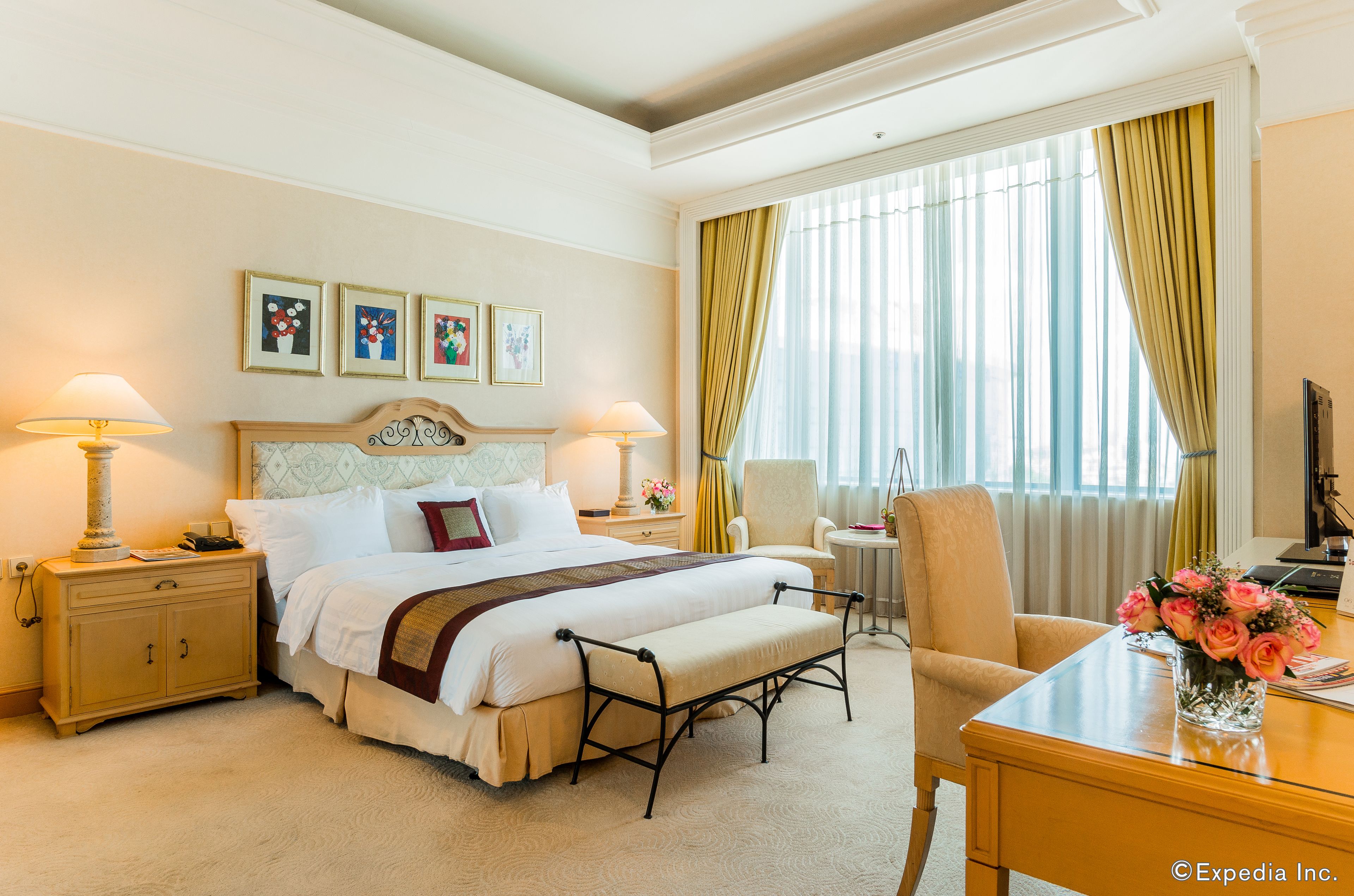 Deluxe Suite | Premium bedding, down comforters, memory foam beds, minibar