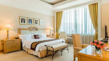 Deluxe Suite | Premium bedding, down comforters, memory foam beds, minibar