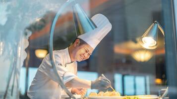 4 restaurants; breakfast, lunch, dinner and brunch served
