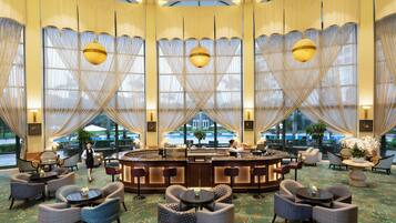 2 bars/lounges, lobby lounge