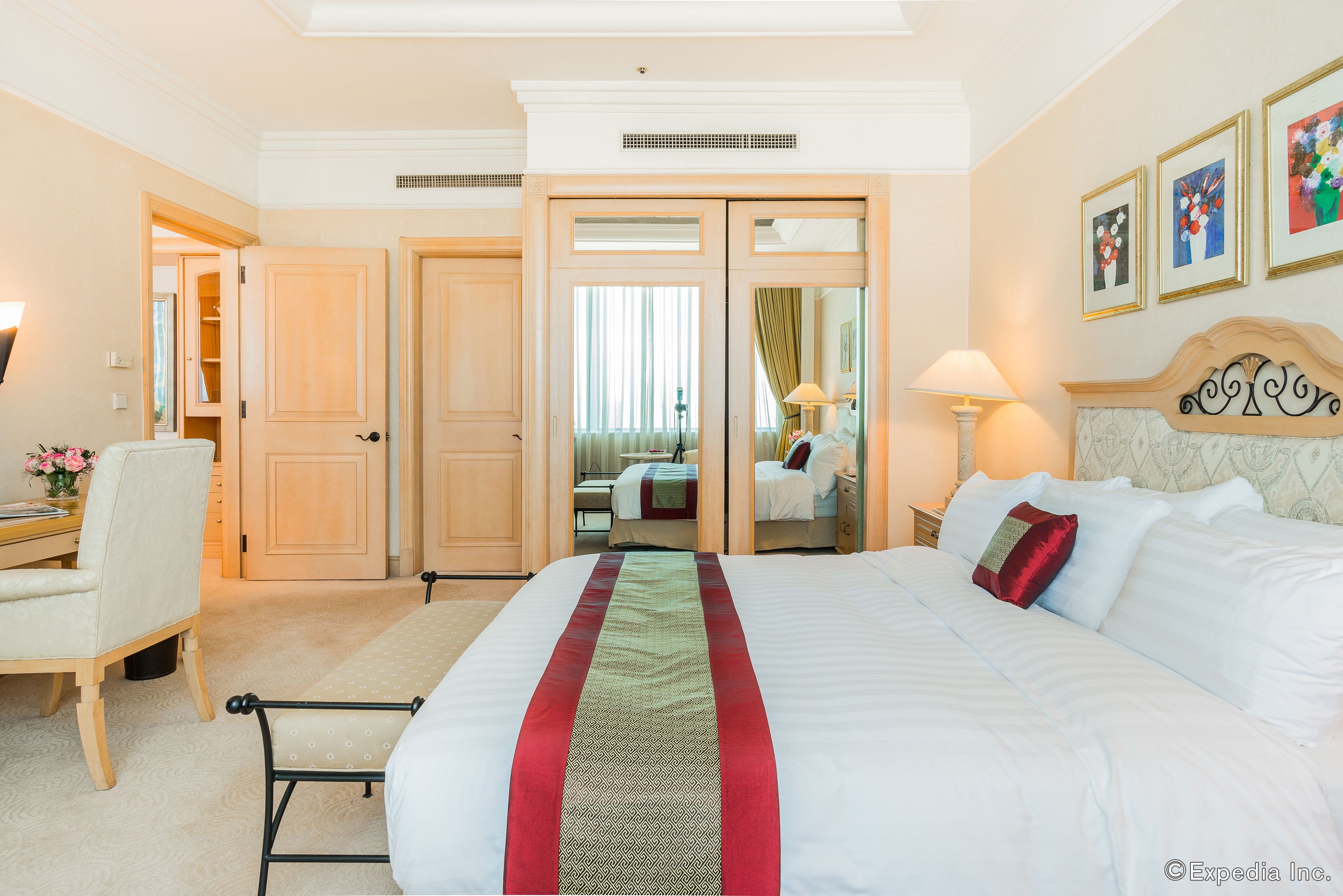 deluxe suite | 1 bedroom, premium bedding, down duvets, memory-foam beds