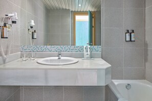 Een bad/douchecombinatie,  milieuvriendelijk toiletgerief