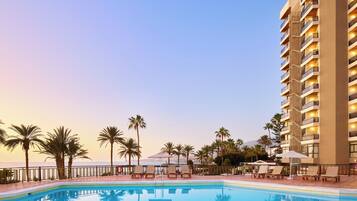 2 piscine all'aperto, ombrelloni da piscina, lettini