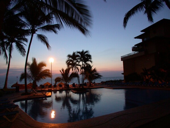 6 outdoor pools