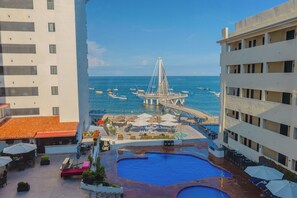 3 piscines extérieures, parasols de plage, chaises longues