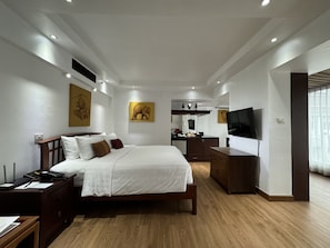 Luxury Suite, 1 King Bed | Tempur-Pedic beds, free minibar items, in-room safe, desk