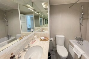 Combined shower/tub, deep soaking tub, rainfall showerhead - Le Siam Hotel Silom Bangkok by PCL (Bangkok)