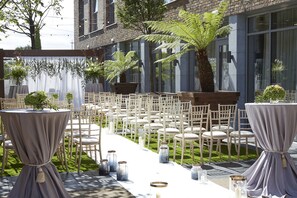 Outdoor wedding area - Red Cow Moran Hotel (Dublin)