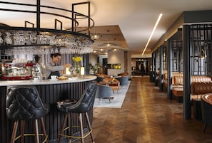 2 bars/lounges, pub