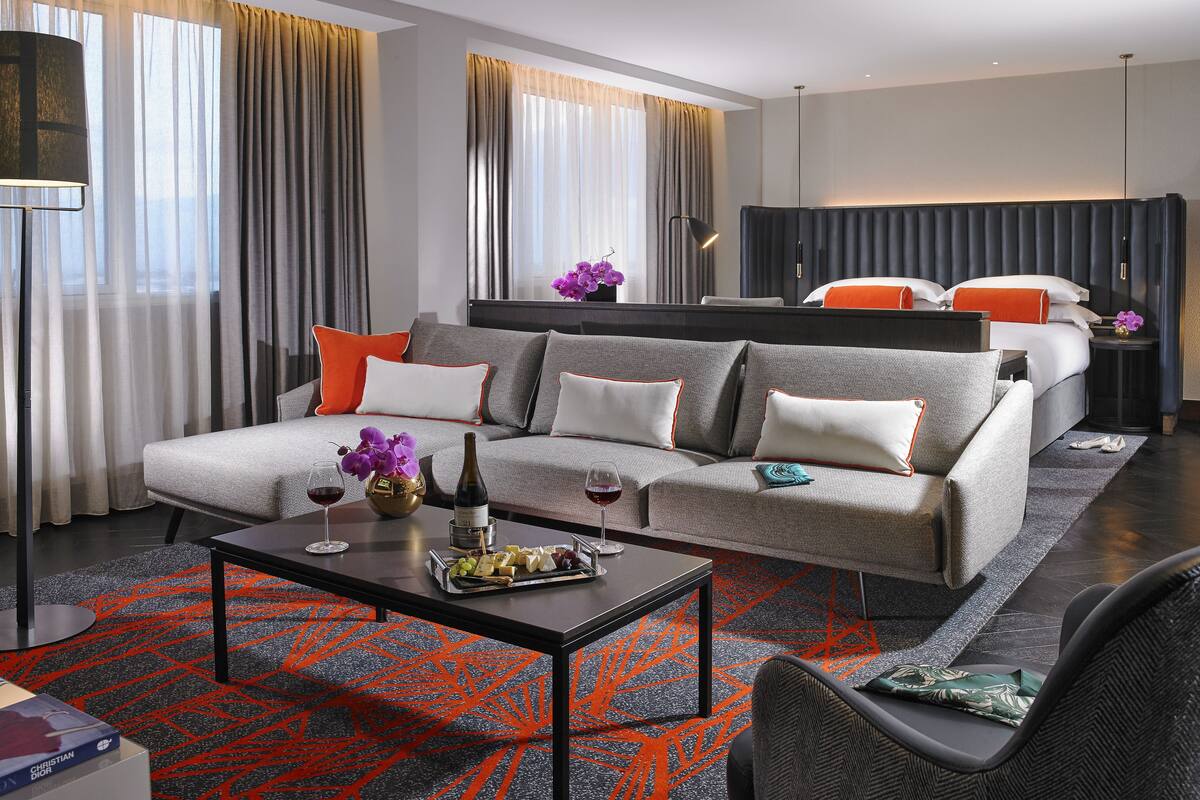 Luxury One Bedroom Suite Room | أغطية فراش متميزة وخزنة داخل الغرفة ومكتب ومساحة عمل للكمبيوتر المحمول