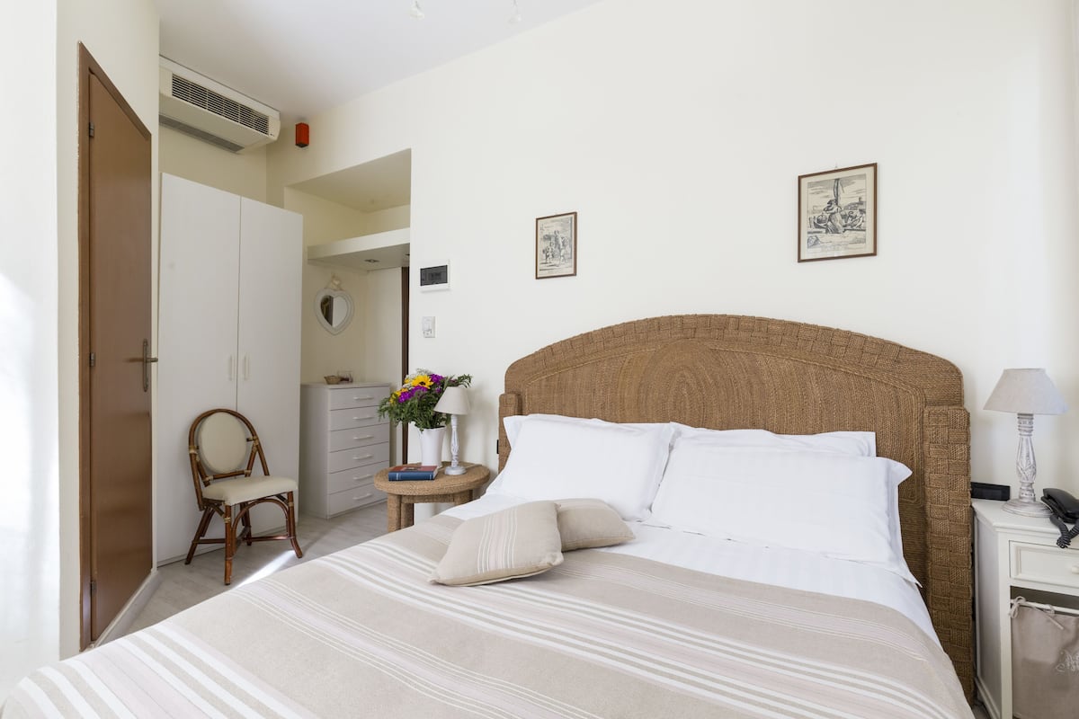 Ropa de cama hipoalergénica y caja de seguridad en la habitación