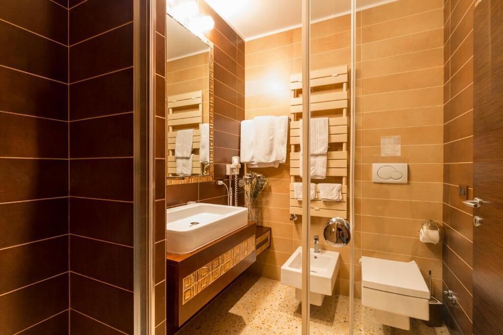 superior double room | bathroom | shower, free toiletries, hair dryer, bidet