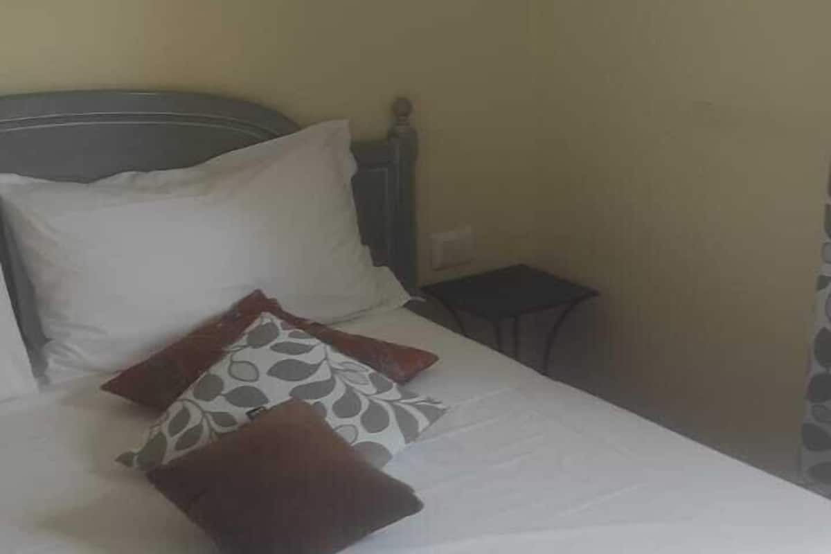 Economy Double Room, Private Bathroom (External) | Hypo-allergenic bedding, in-room safe, free WiFi, bed sheets