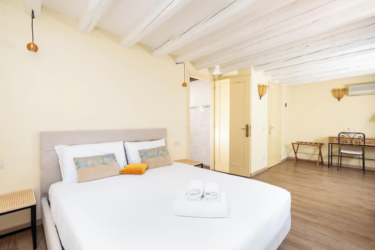 Quarto casal econômico, no piso térreo | Roupas de cama antialérgicas, cofres nos quartos, Wi-Fi de cortesia