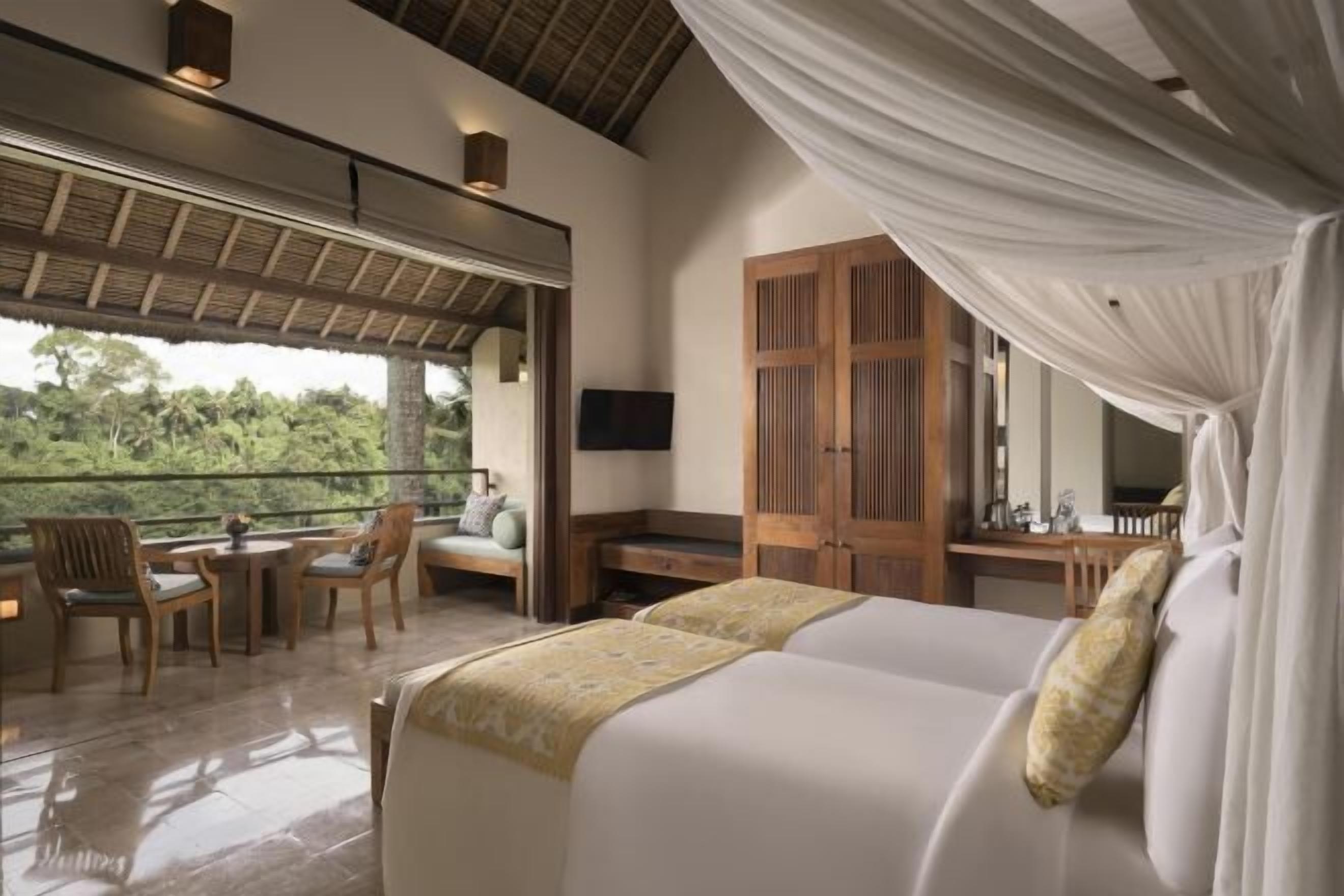 Roupas de cama premium, frigobar, cofres nos quartos