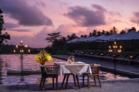 Breakfast, lunch and dinner served