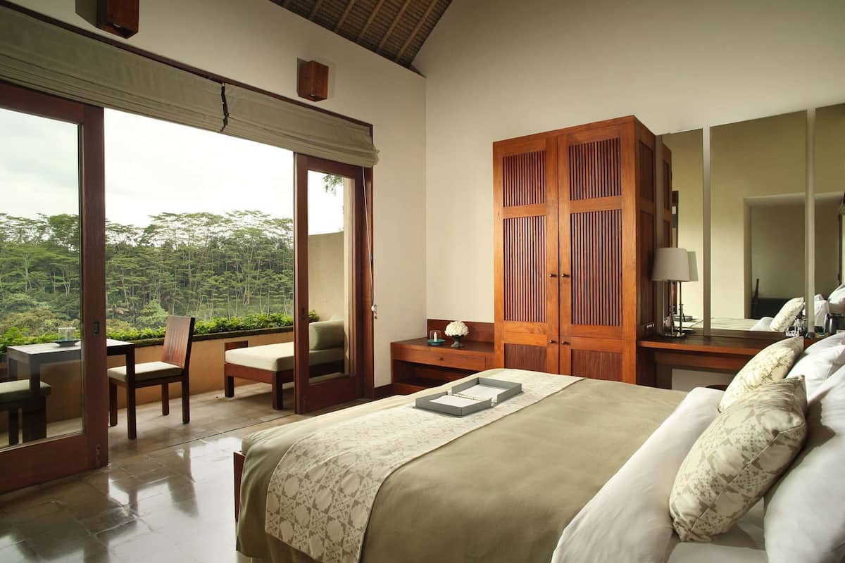 Ylelliset vuodevaatteet, minibaari, tallelokero huoneessa