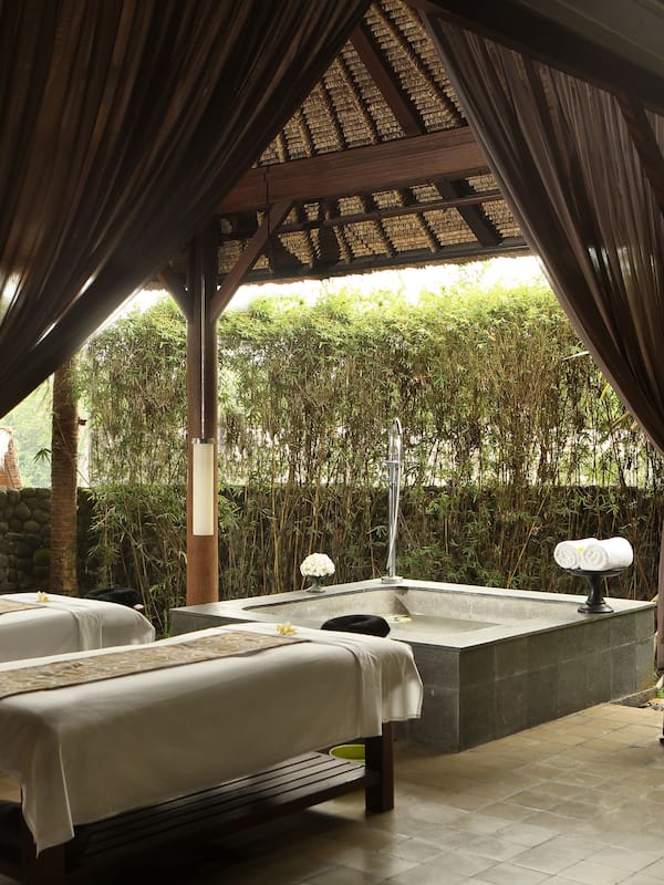 Couples treatment rooms, body treatments, aromatherapy, body wraps