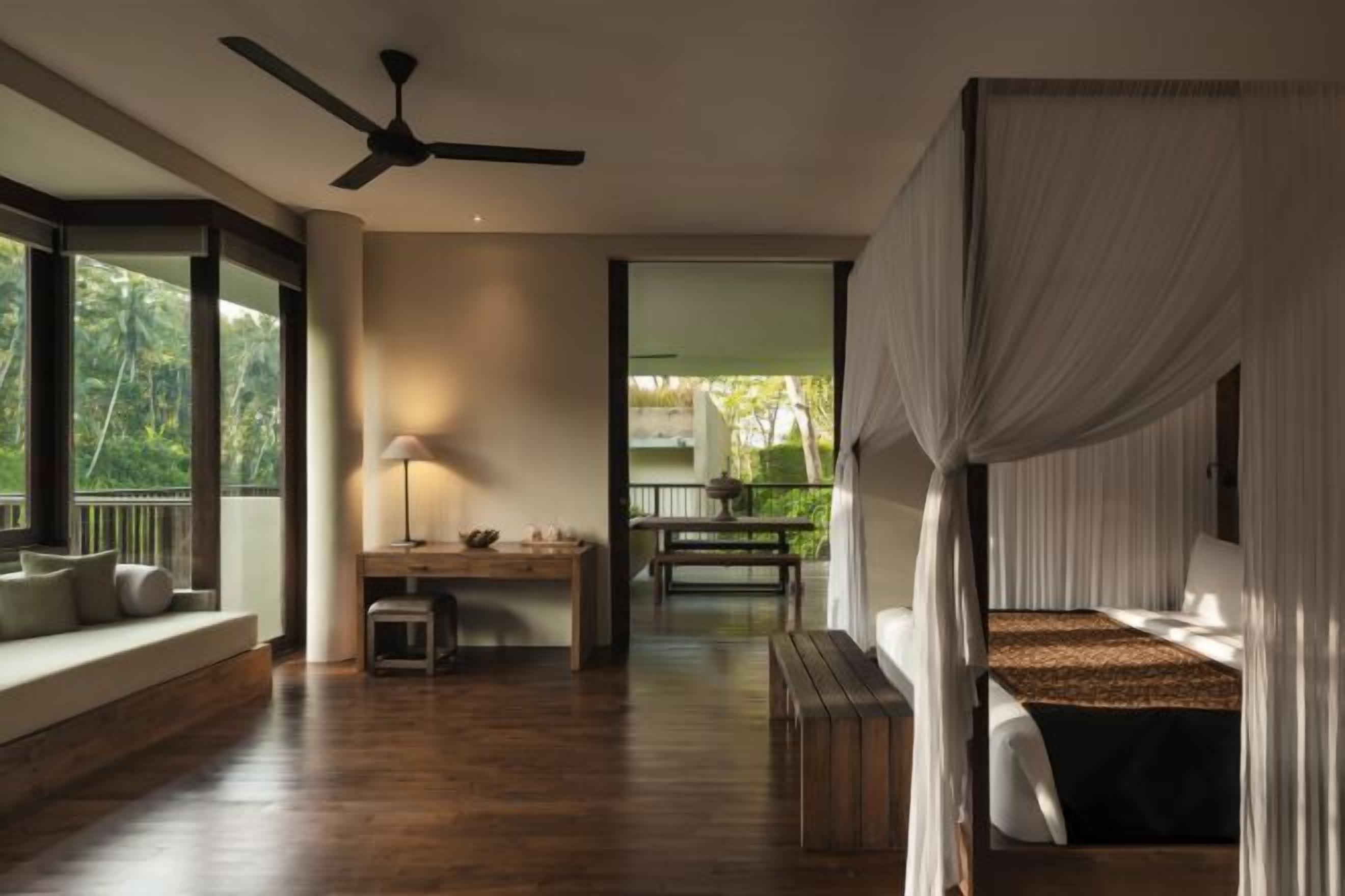 Roupas de cama premium, frigobar, cofres nos quartos