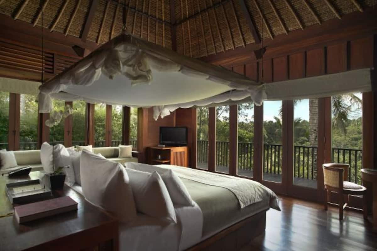 Roupas de cama premium, frigobar, cofres nos quartos