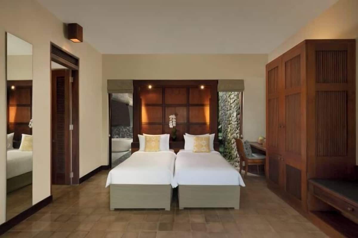 Premium bedding, minibar, in-room safe, laptop workspace